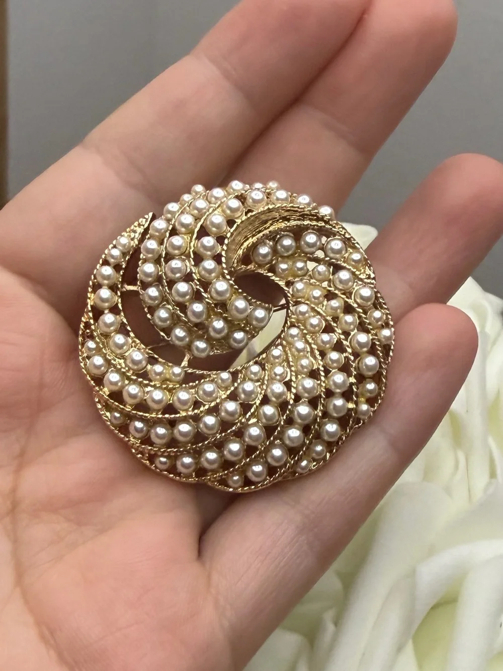 Gold Pearl Swirl Brooch Pin - Elegant Women's Jewelry